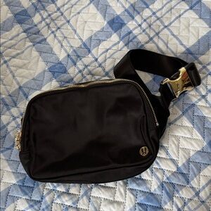 60. 2L Lulu Belt Bag - Black/Gold